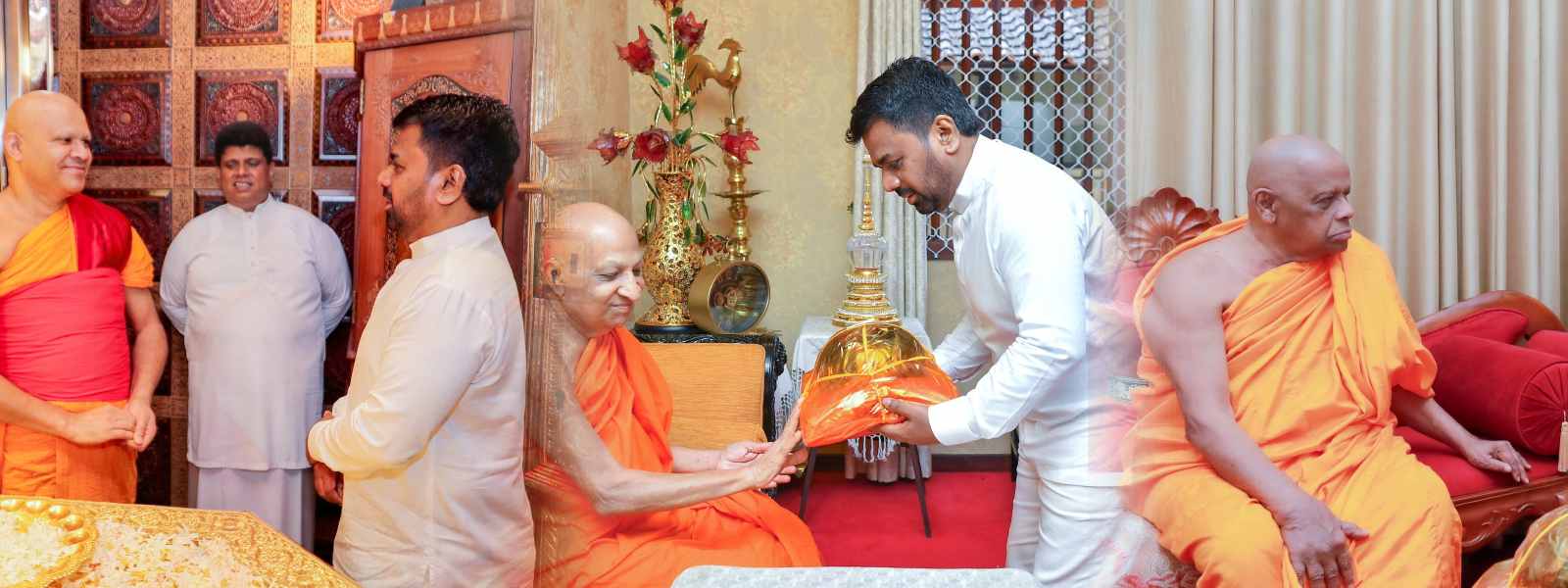 அமரபுர மகா பீட தேரர்களிடம் ஆசிபெற்ற ஜனாதிபதி